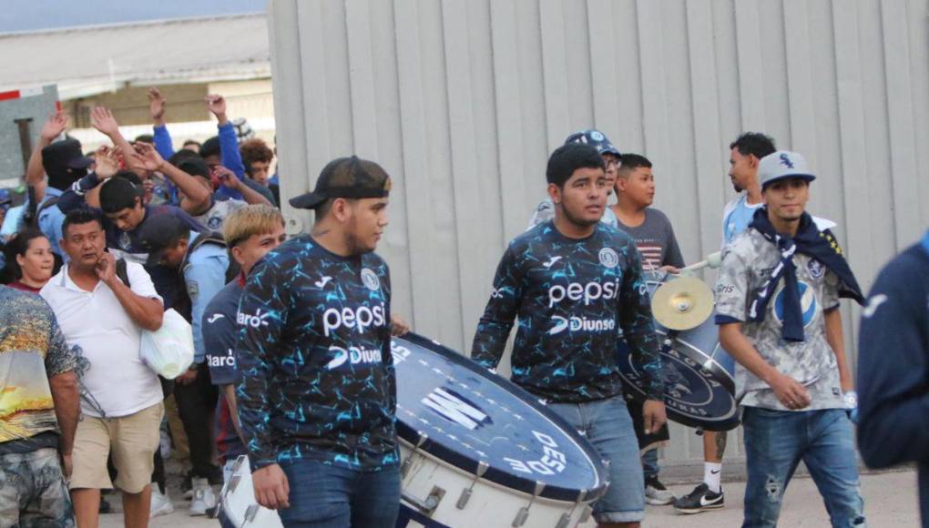 ¡LLEGA LA REVO! Las chicas roban miradas y Comayagua viste de Azul