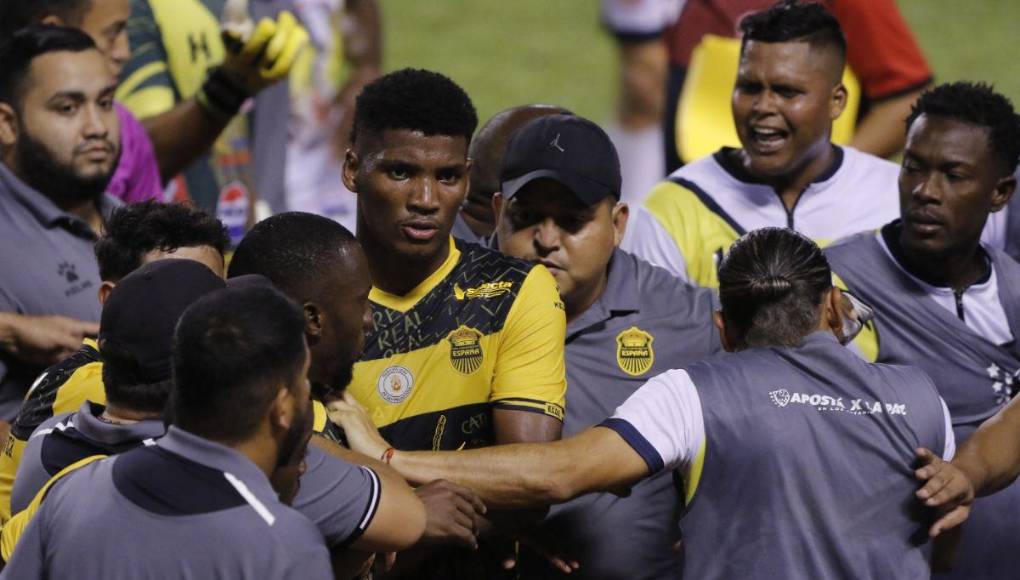 Bronca, empujones y expulsiones en el Real España vs Génesis