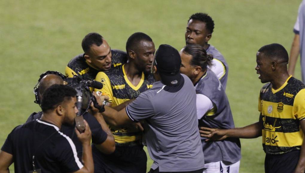 Bronca, empujones y expulsiones en el Real España vs Génesis