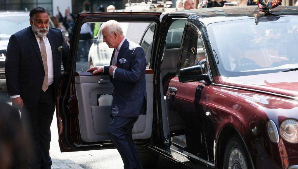 Rey Carlos III reaparece en un evento público tras diagnóstico de cáncer