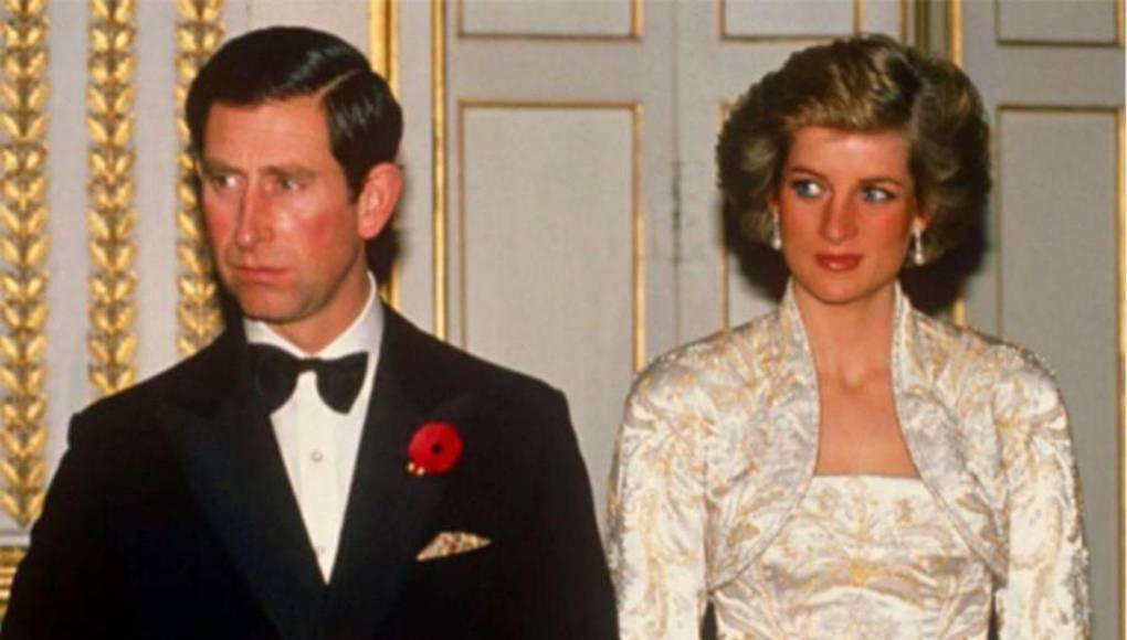 Desnudos, amantes y maldiciones: dramas y mitos que rodean a la corona