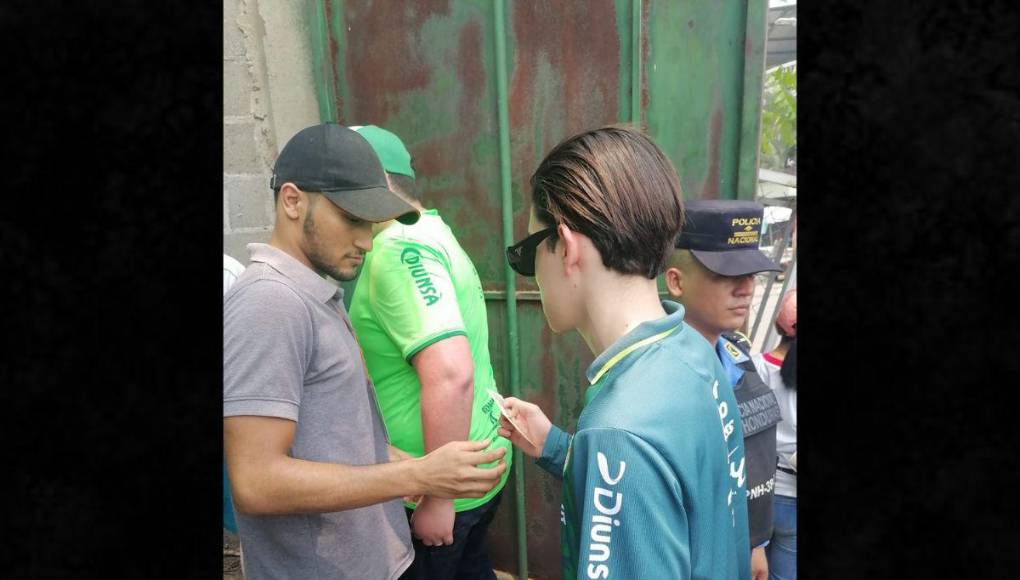 Bajo el fuerte Sol, aficionados de Marathón hacen largas filas en el Yankel