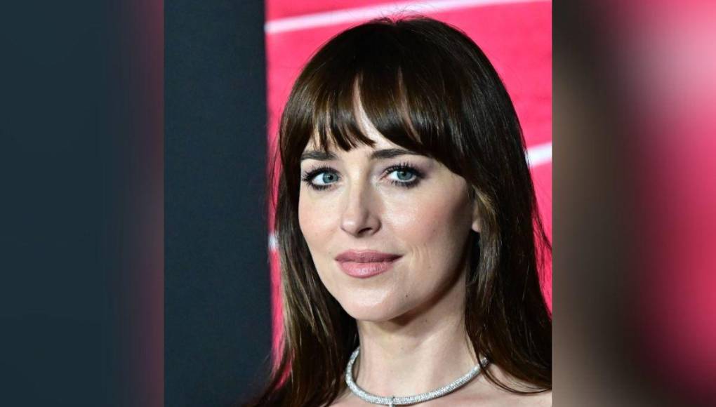 Dakota Johnson roba miradas con vestido “nude” en la premiere de “Madame Web”