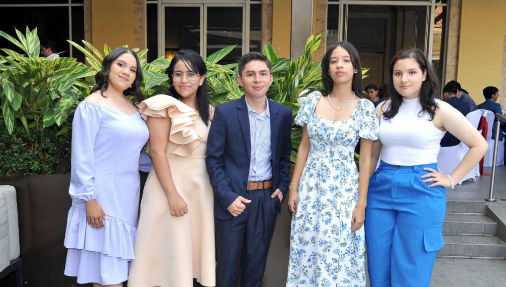 Seniors 2024 de England School protagonizan refinada cita matutina