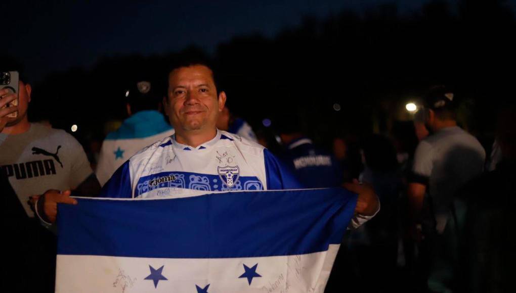 ¡Euforia por la H! Banderazo de los aficionados de la Selección de Honduras