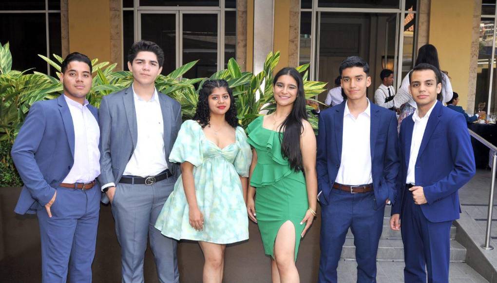 Seniors 2024 de England School protagonizan refinada cita matutina