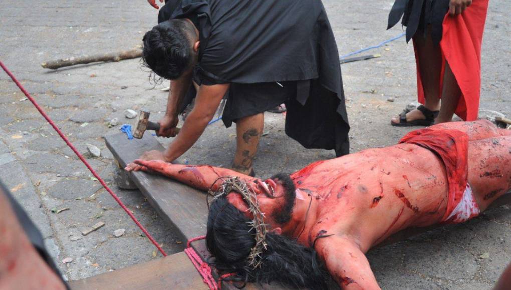 Impactante: La crucifixión de Jesús en el Vía Crucis de la iglesia El Calvario