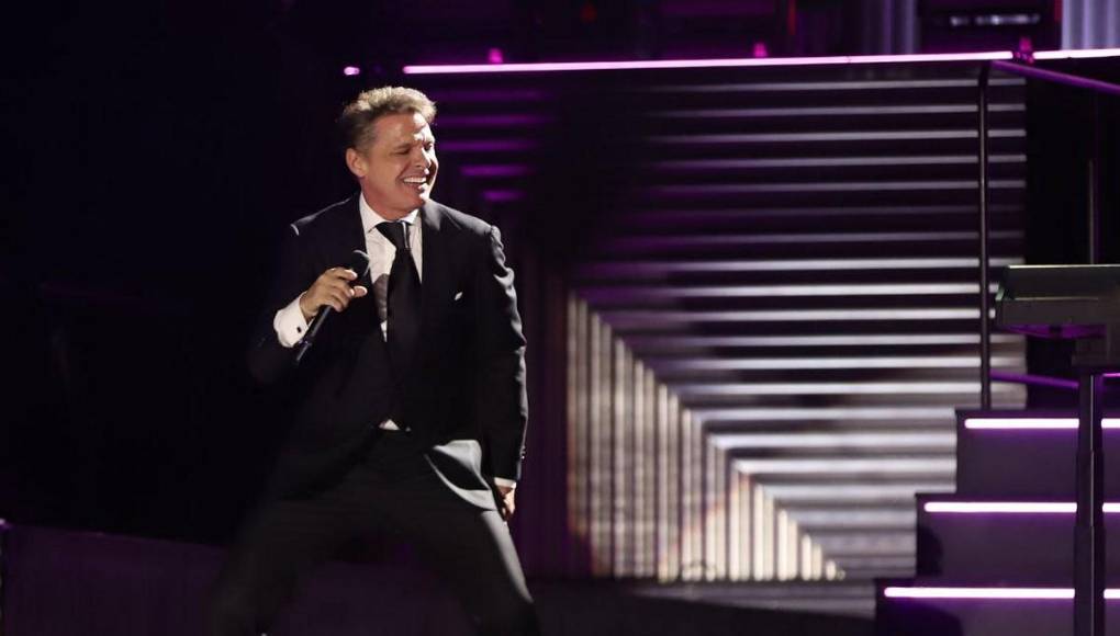 Luis Miguel enamoró a su público con espectacular show sobre el escenario