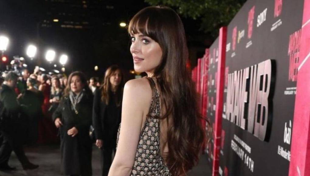 Dakota Johnson roba miradas con vestido “nude” en la premiere de “Madame Web”