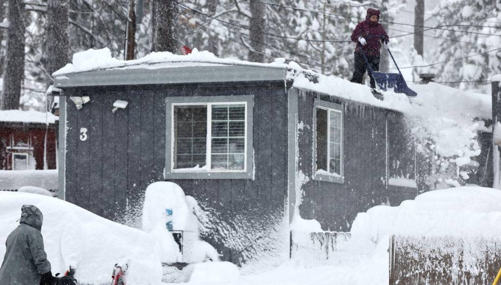 Intensa nevada paraliza California, EUA; miles de personas sin electricidad