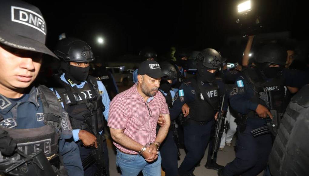 Esposado y en silencio: Así fue la llegada del exdiputado Miguel Navarro a la DPI