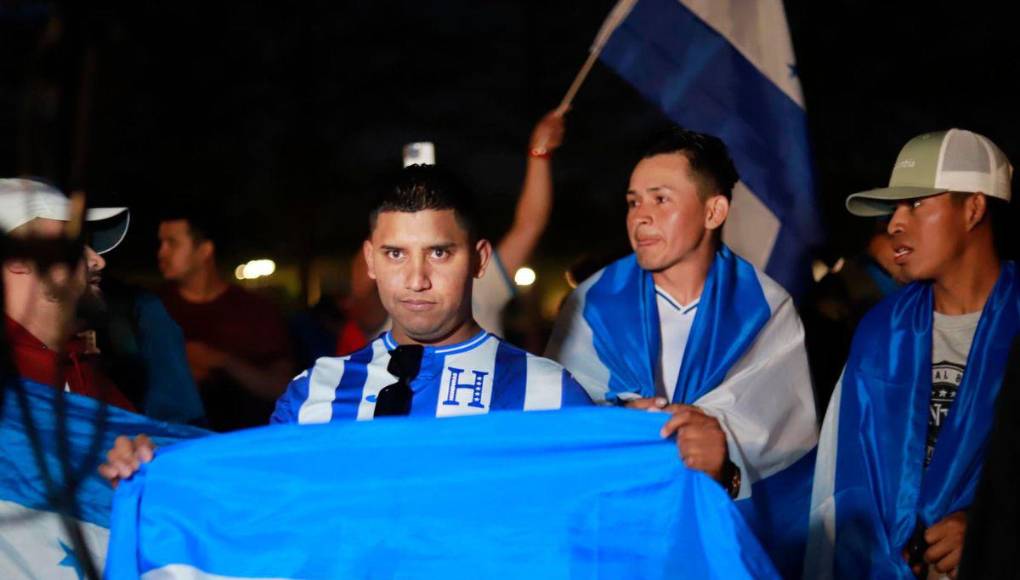 ¡Euforia por la H! Banderazo de los aficionados de la Selección de Honduras