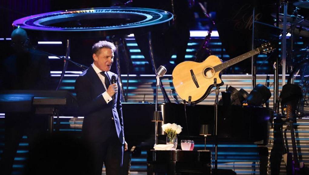 Luis Miguel enamoró a su público con espectacular show sobre el escenario