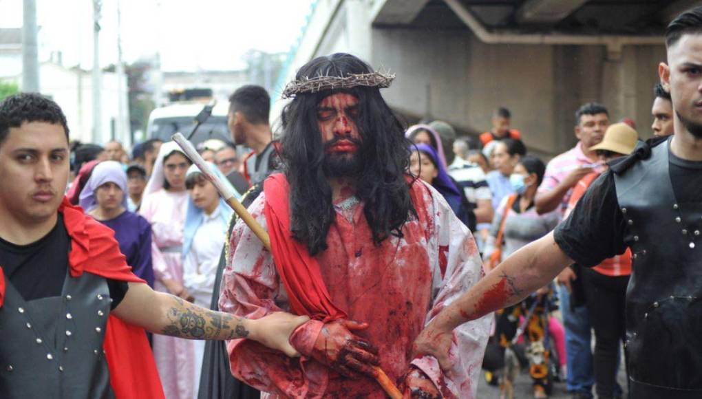 Impactante: La crucifixión de Jesús en el Vía Crucis de la iglesia El Calvario