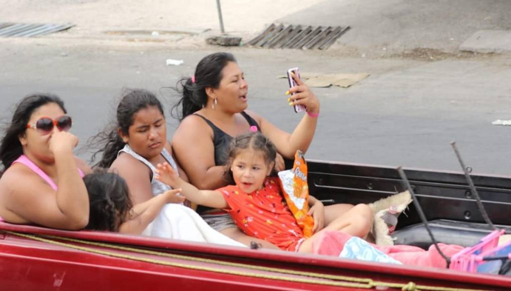 Cansados y asoleados: familias retornan a la capital tras feriado de Semana Santa
