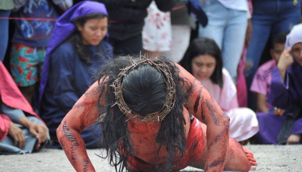 Impactante: La crucifixión de Jesús en el Vía Crucis de la iglesia El Calvario