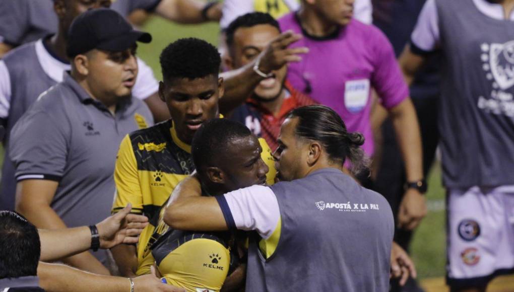 Bronca, empujones y expulsiones en el Real España vs Génesis