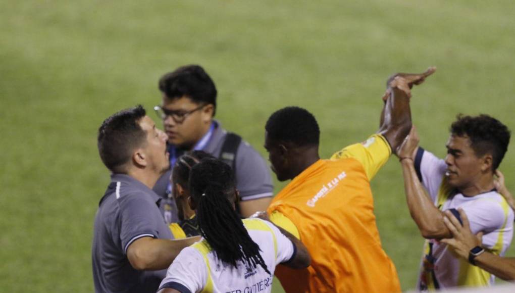 Bronca, empujones y expulsiones en el Real España vs Génesis