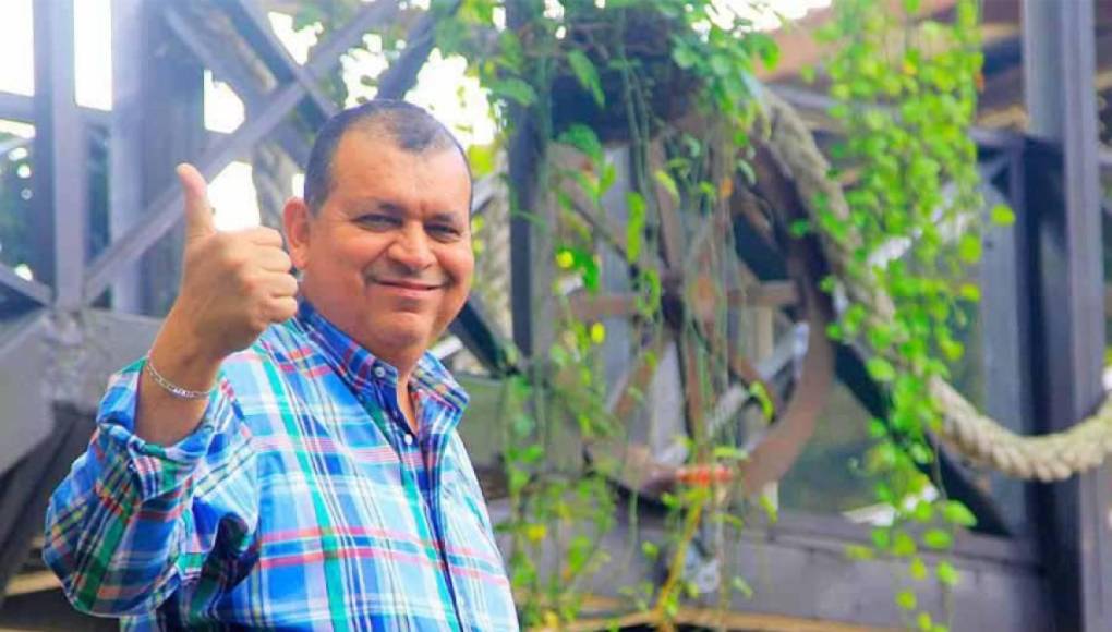 Periodista Orlando Ponce Morazán anuncia que se casará