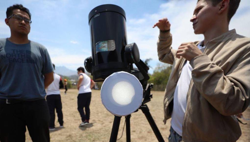 Primeras imágenes del eclipse solar en Honduras