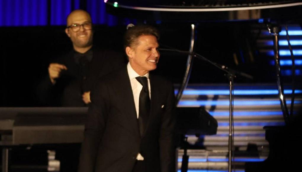 Luis Miguel enamoró a su público con espectacular show sobre el escenario
