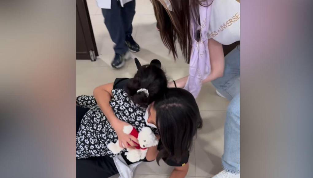 Miss Universo Sheynnis Palacios visita a niños en hospital de Filipinas