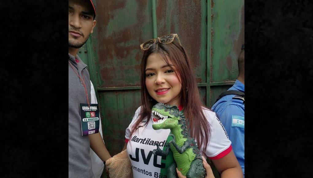 Bajo el fuerte Sol, aficionados de Marathón hacen largas filas en el Yankel