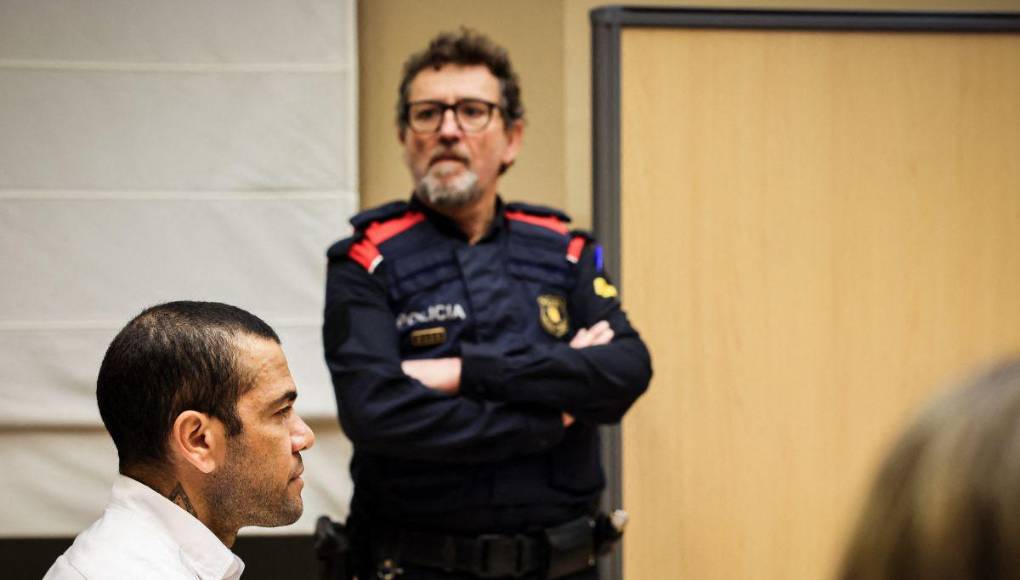 Dani Alves reaparece tras un año en prisión; ha cambiado su versión varias veces