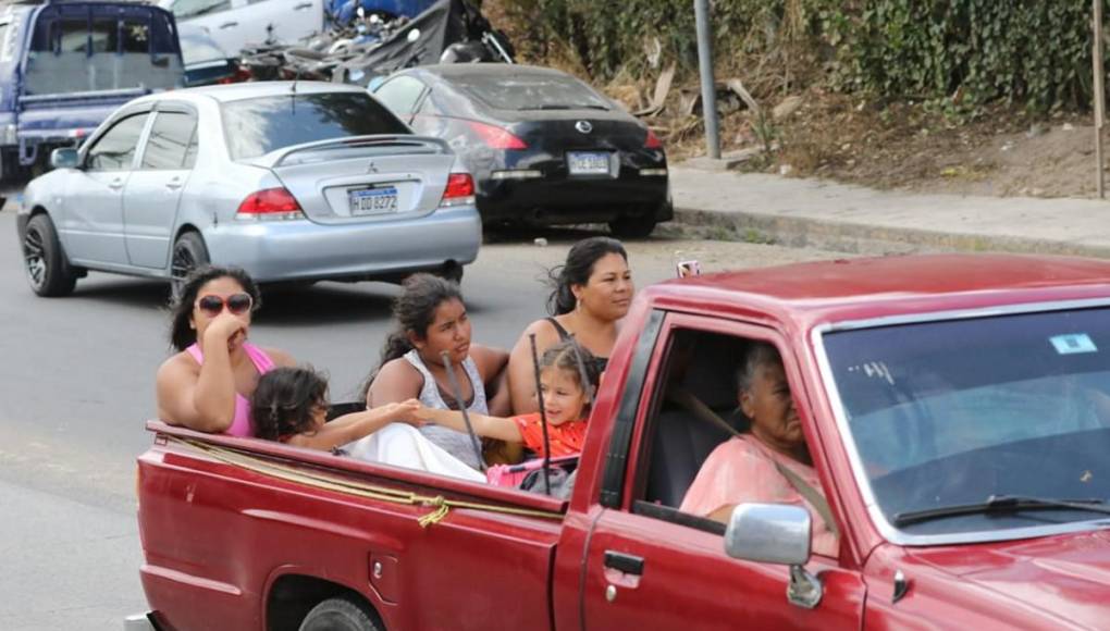 Cansados y asoleados: familias retornan a la capital tras feriado de Semana Santa