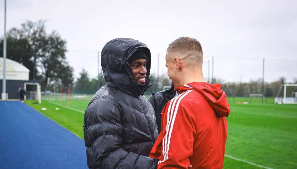 Las imágenes que dejó la emotiva aparición de Alberth Elis en el Burdeos tras crítico mes