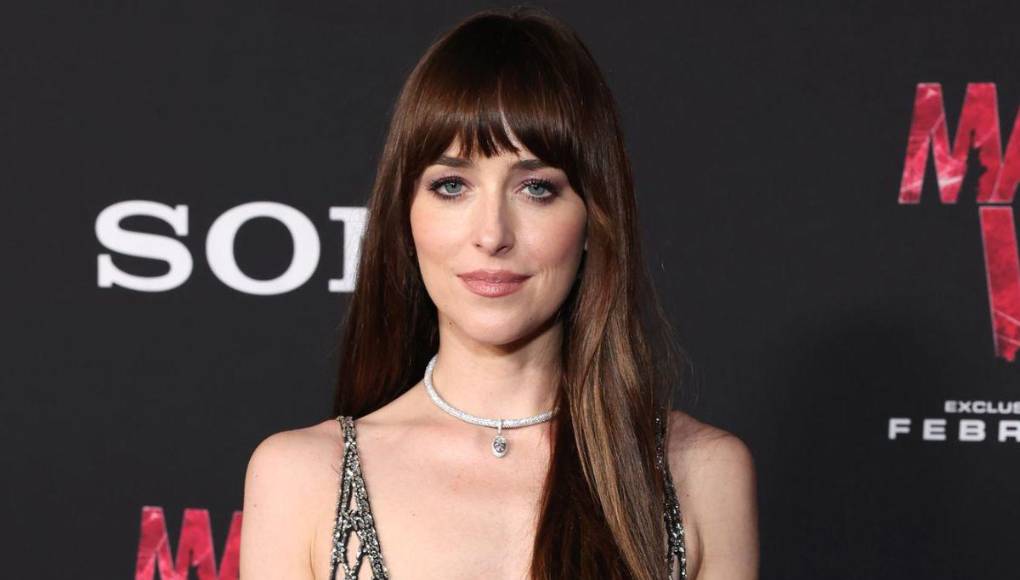 Dakota Johnson roba miradas con vestido “nude” en la premiere de “Madame Web”