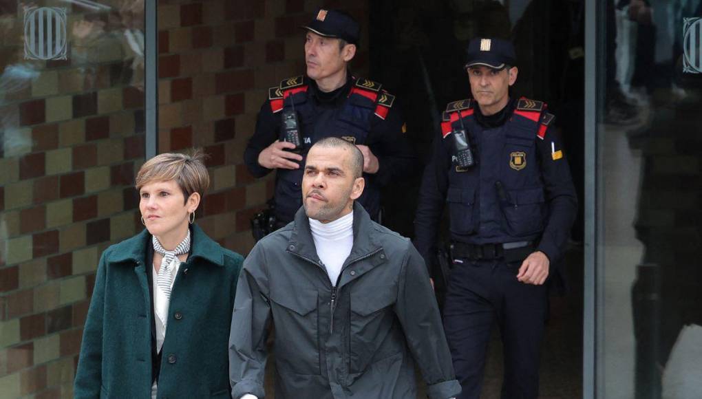 Dani Alves sale de la cárcel tras pagar fianza: primeras imágenes en libertad