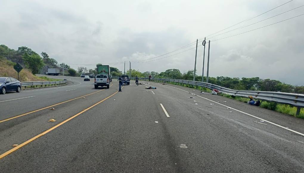 Las imágenes que dejó el accidente en el Canal Seco; hay 2 muertos