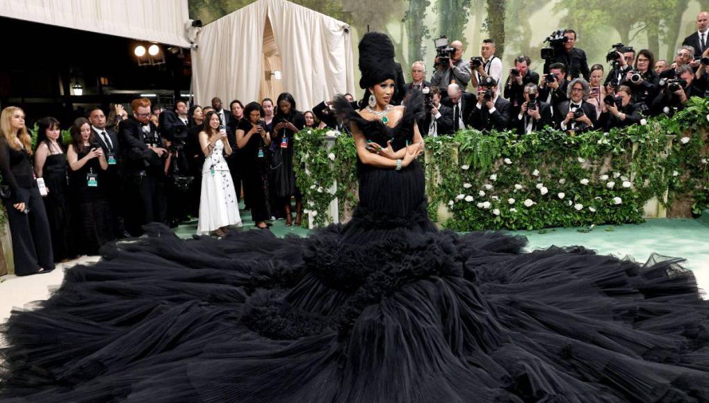 ¡Icónica! Así lució Cardi B con un imponente vestido negro en la Met Gala 2024