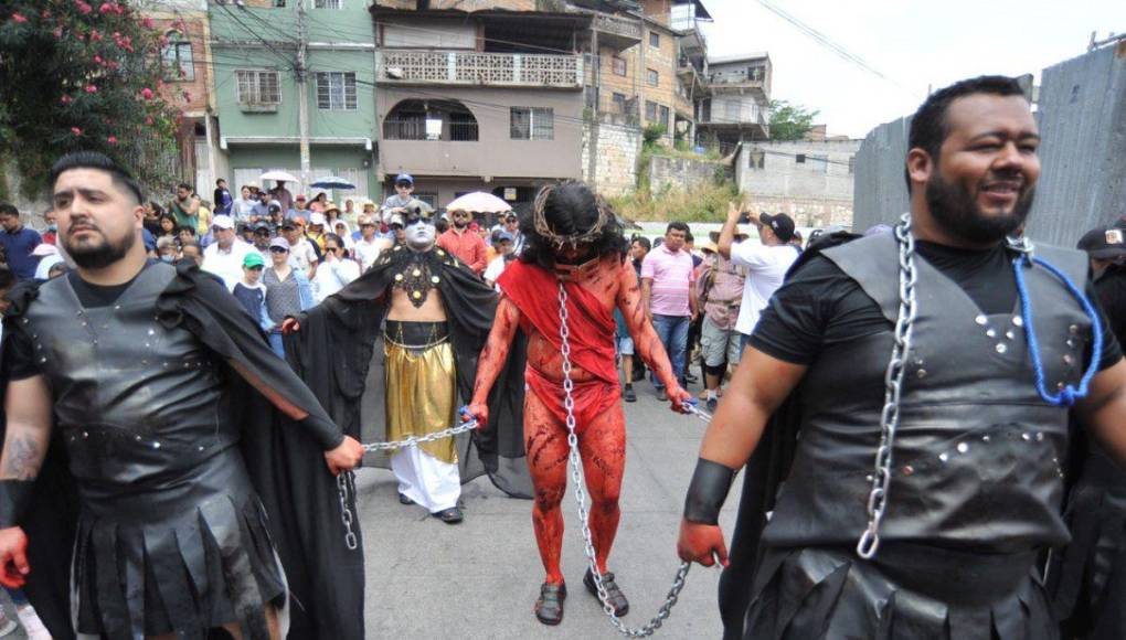 Impactante: La crucifixión de Jesús en el Vía Crucis de la iglesia El Calvario