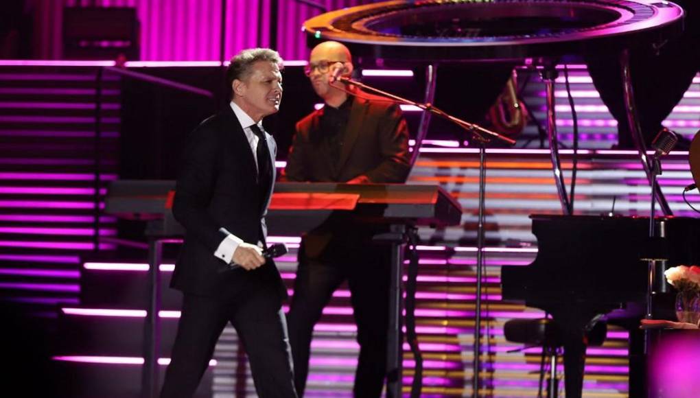 Luis Miguel enamoró a su público con espectacular show sobre el escenario