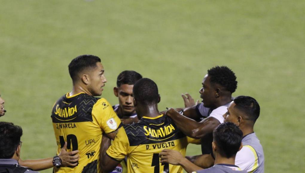 Bronca, empujones y expulsiones en el Real España vs Génesis