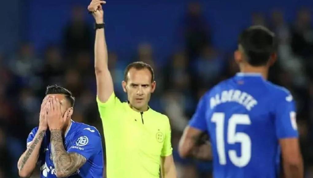 La tarjeta rosa llega al fútbol: ¿Para qué sirve y cuándo se estrenará?