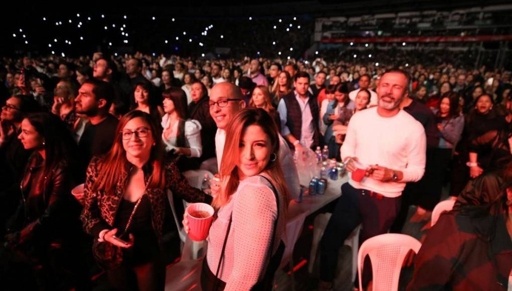 Luis Miguel enamoró a su público con espectacular show sobre el escenario