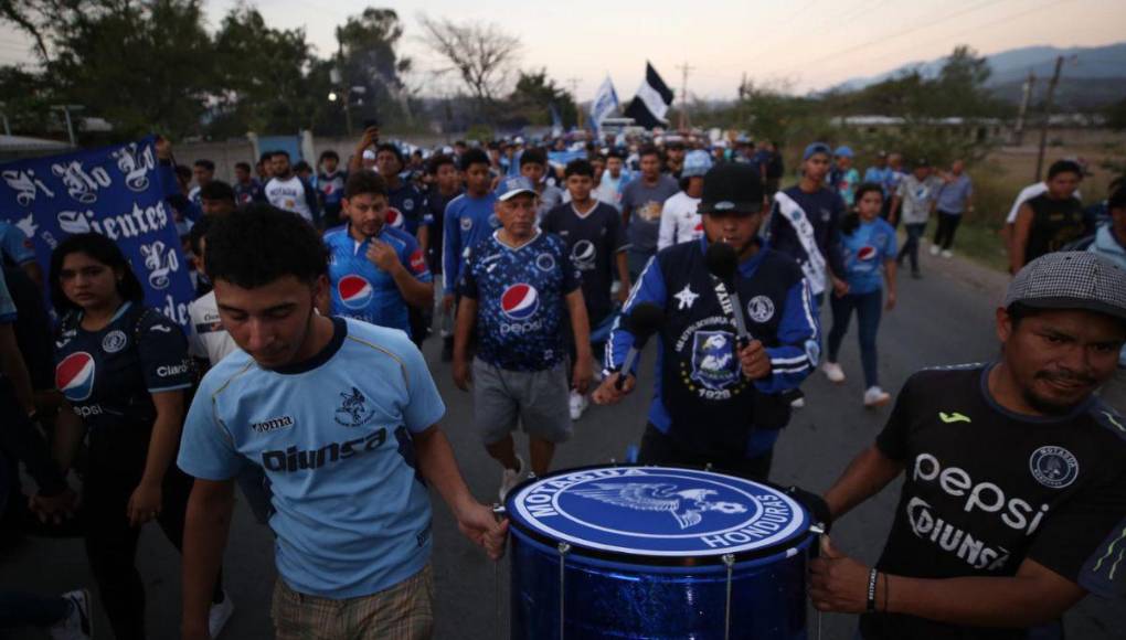 ¡LLEGA LA REVO! Las chicas roban miradas y Comayagua viste de Azul