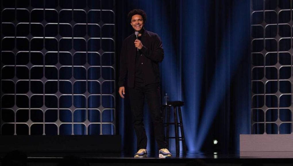 El comediante multilingüe, Trevor Noah, presentará los premios Grammy 2024