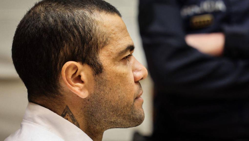 Dani Alves reaparece tras un año en prisión; ha cambiado su versión varias veces