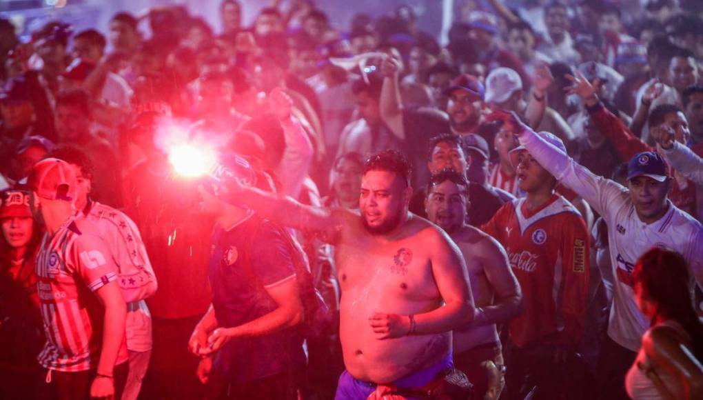 Espectacular llegada de la Ultra Fiel para el clásico Olimpia vs Motagua