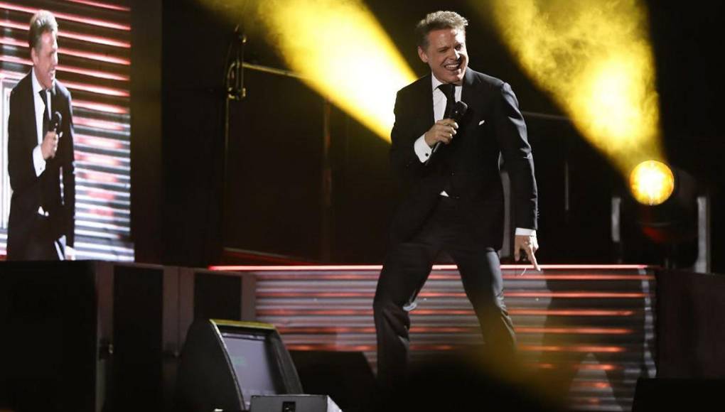 Luis Miguel enamoró a su público con espectacular show sobre el escenario