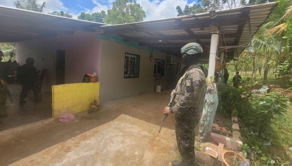 Armas, dólares y vehículos: los decomisos tras allanamientos a los Montes Bobadilla en Colón