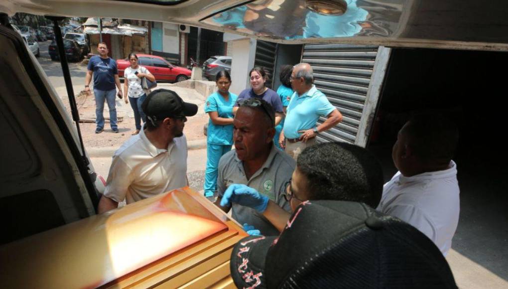 Drama y llanto en entrega de cuerpo de joven fallecido en accidente en anillo periférico