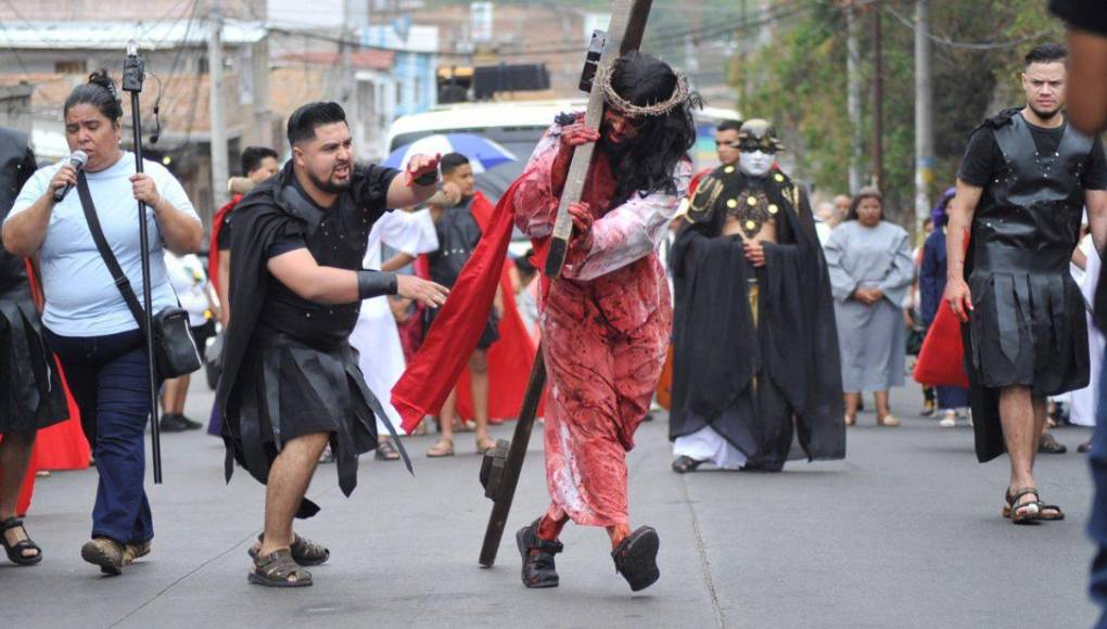 Impactante: La crucifixión de Jesús en el Vía Crucis de la iglesia El Calvario