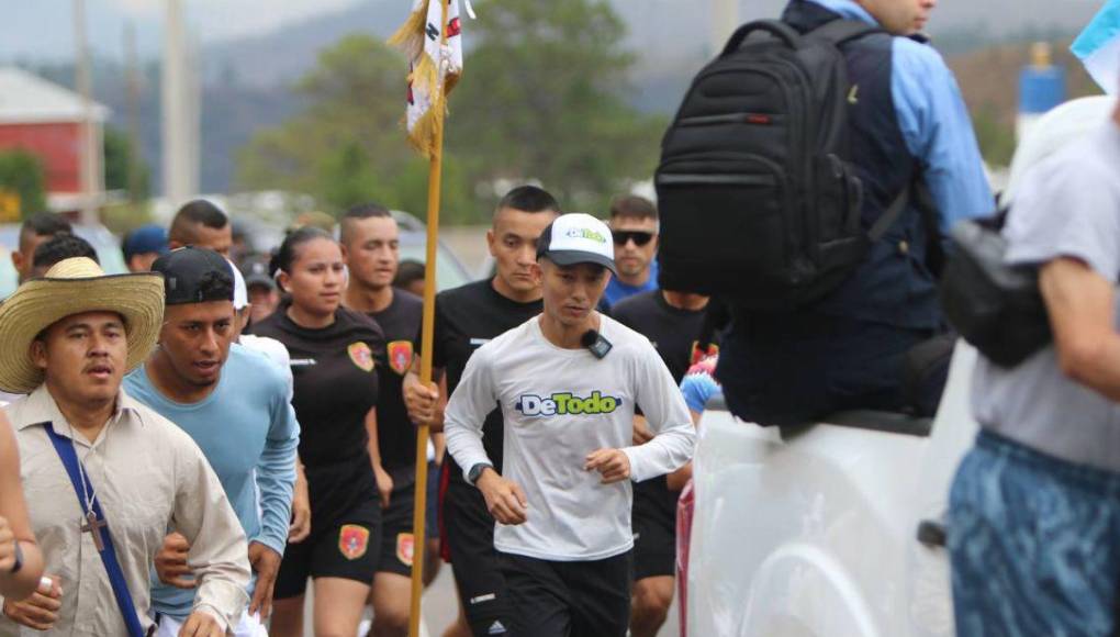 ¡Vuelve Alexander! joven que corre descalzo retoma la carrera junto a Shin Fujiyama