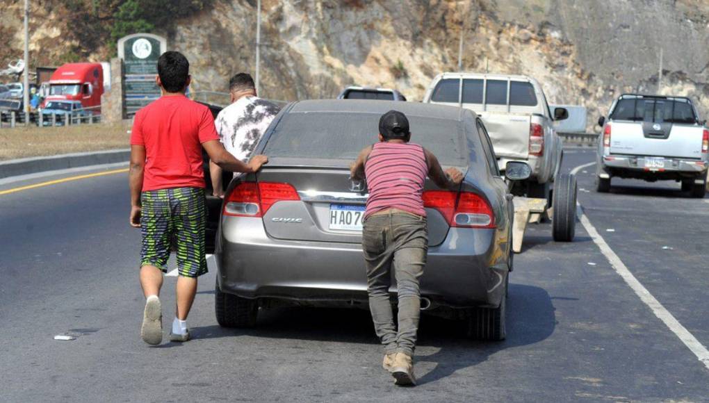 En carros paila y en buses, capitalinos siguen saliendo de la ciudad por Semana Santa