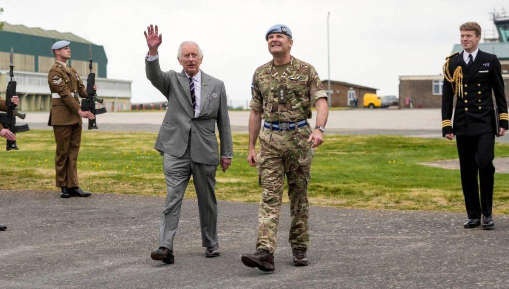 El Rey Carlos III entrega a William un cargo militar prometido a Harry